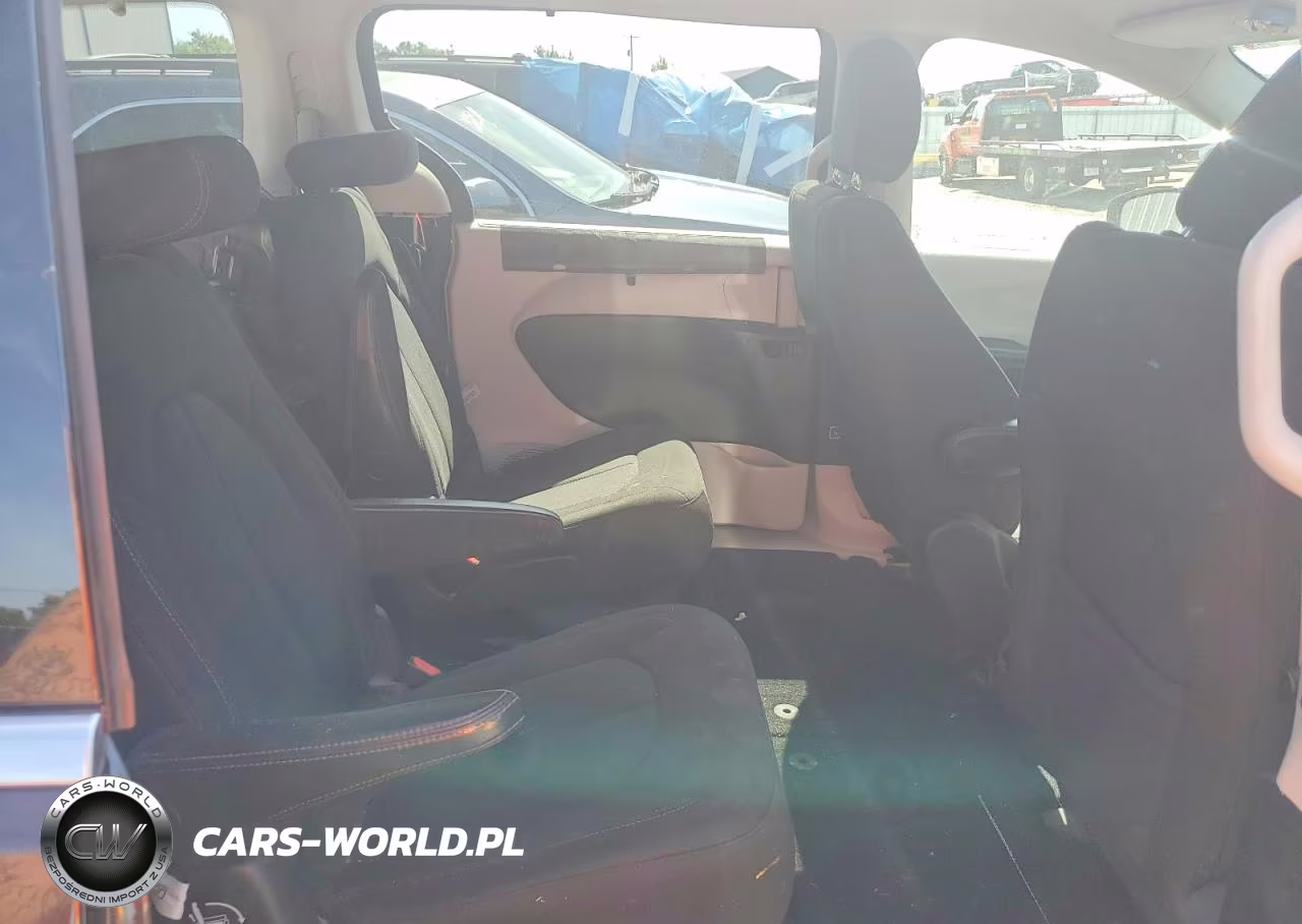 2020 Chrysler Pacifica Touring VIN:2C4RC1FG2LR210120 - 11