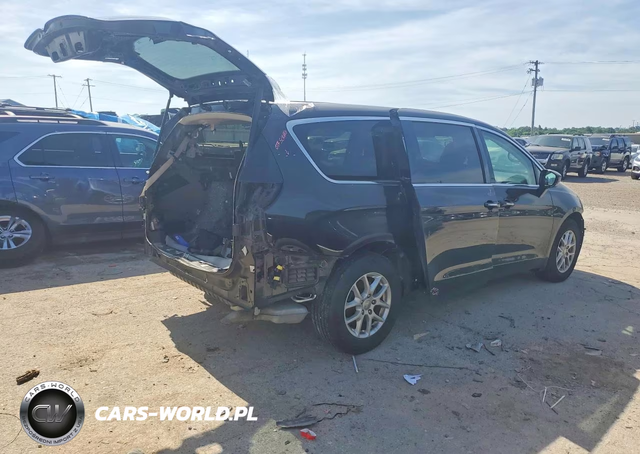 2020 Chrysler Pacifica Touring VIN:2C4RC1FG2LR210120 - 3