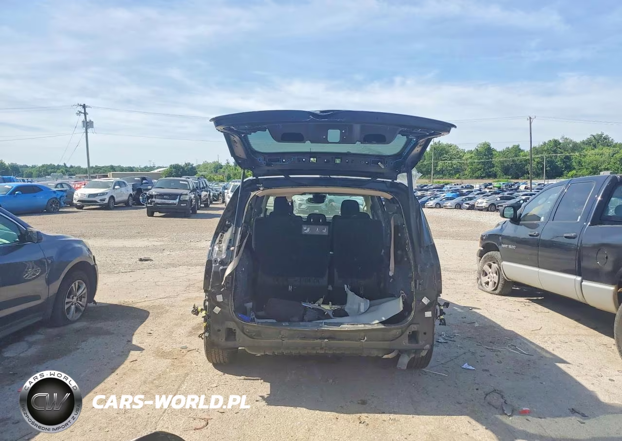 2020 Chrysler Pacifica Touring VIN:2C4RC1FG2LR210120 - 6