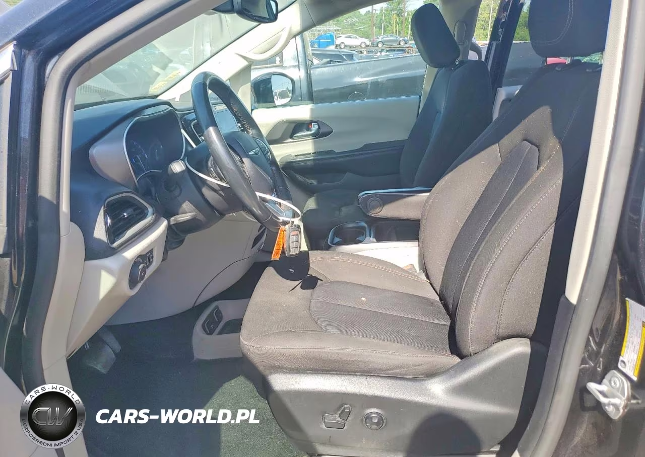 2020 Chrysler Pacifica Touring VIN:2C4RC1FG2LR210120 - 7