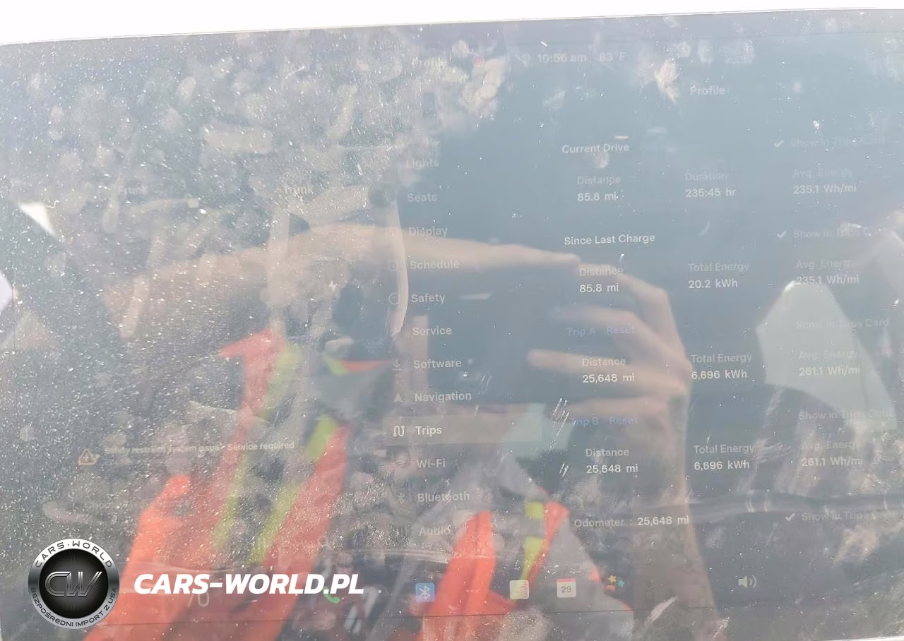 2025 Tesla Model Y VIN:7SAYGDEDXSA349611 - 9