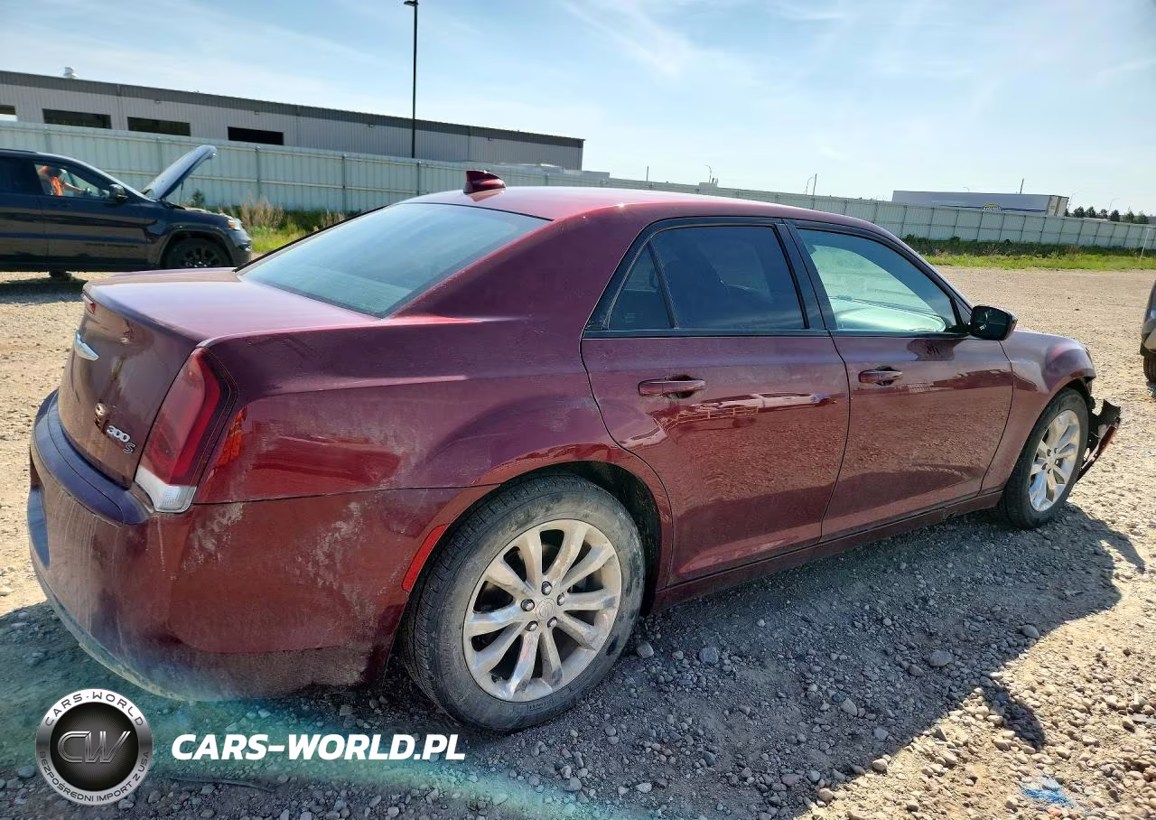 2018 Chrysler 300 S VIN:2C3CCAGG5JH256326 - 3
