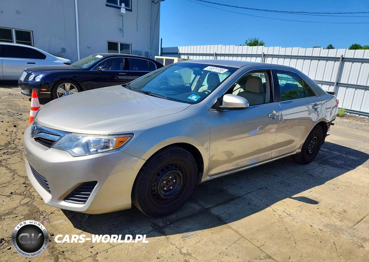 2014 Toyota Camry Le – zdjęcie 1 z 12
