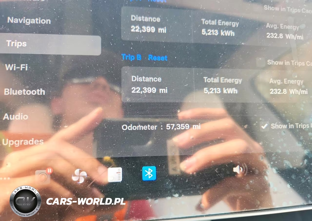 2024 Tesla Model Y VIN:7SAYGDEDXRF046387 - 9