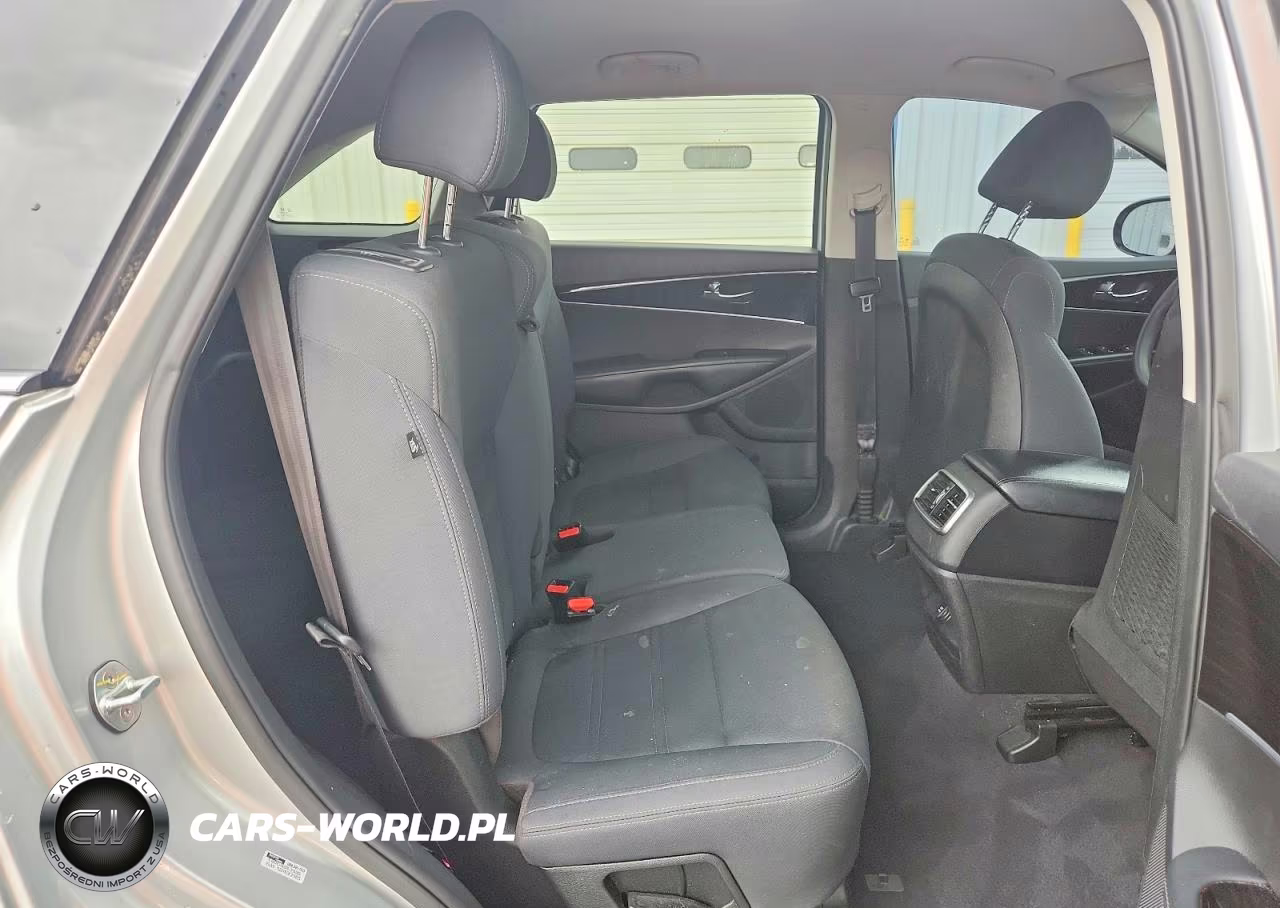2019 Kia Sorento L VIN:5XYPG4A37KG474910 - 11