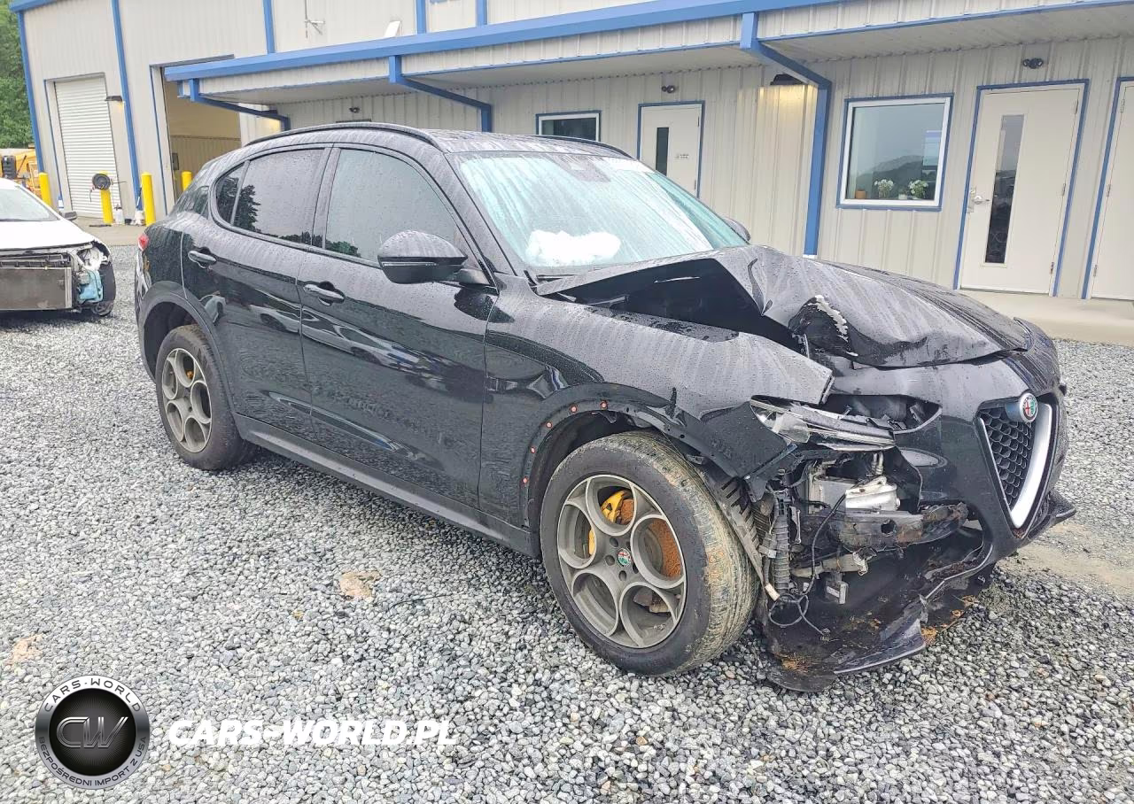 2018 Alfa Romeo Stelvio Sport VIN:ZASFAKPN8J7B74581 - 4