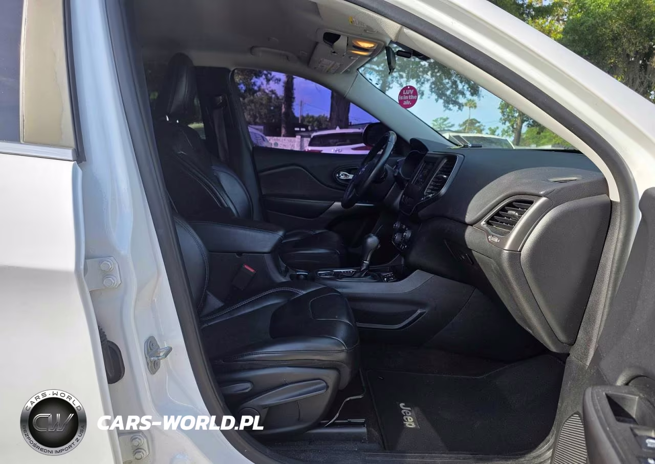 2019 Jeep Cherokee Latitude Plus VIN:1C4PJLLNXKD147619 - 5