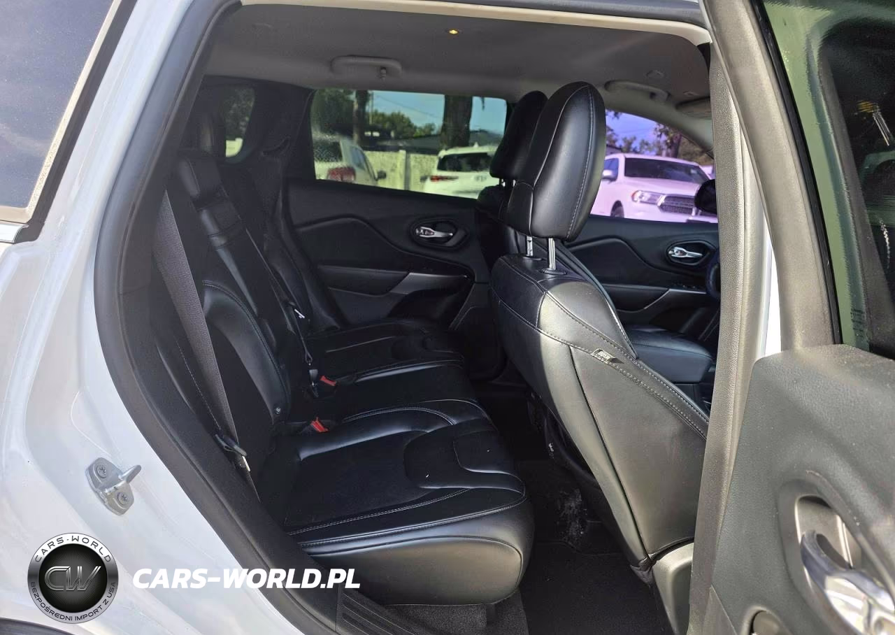 2019 Jeep Cherokee Latitude Plus VIN:1C4PJLLNXKD147619 - 6