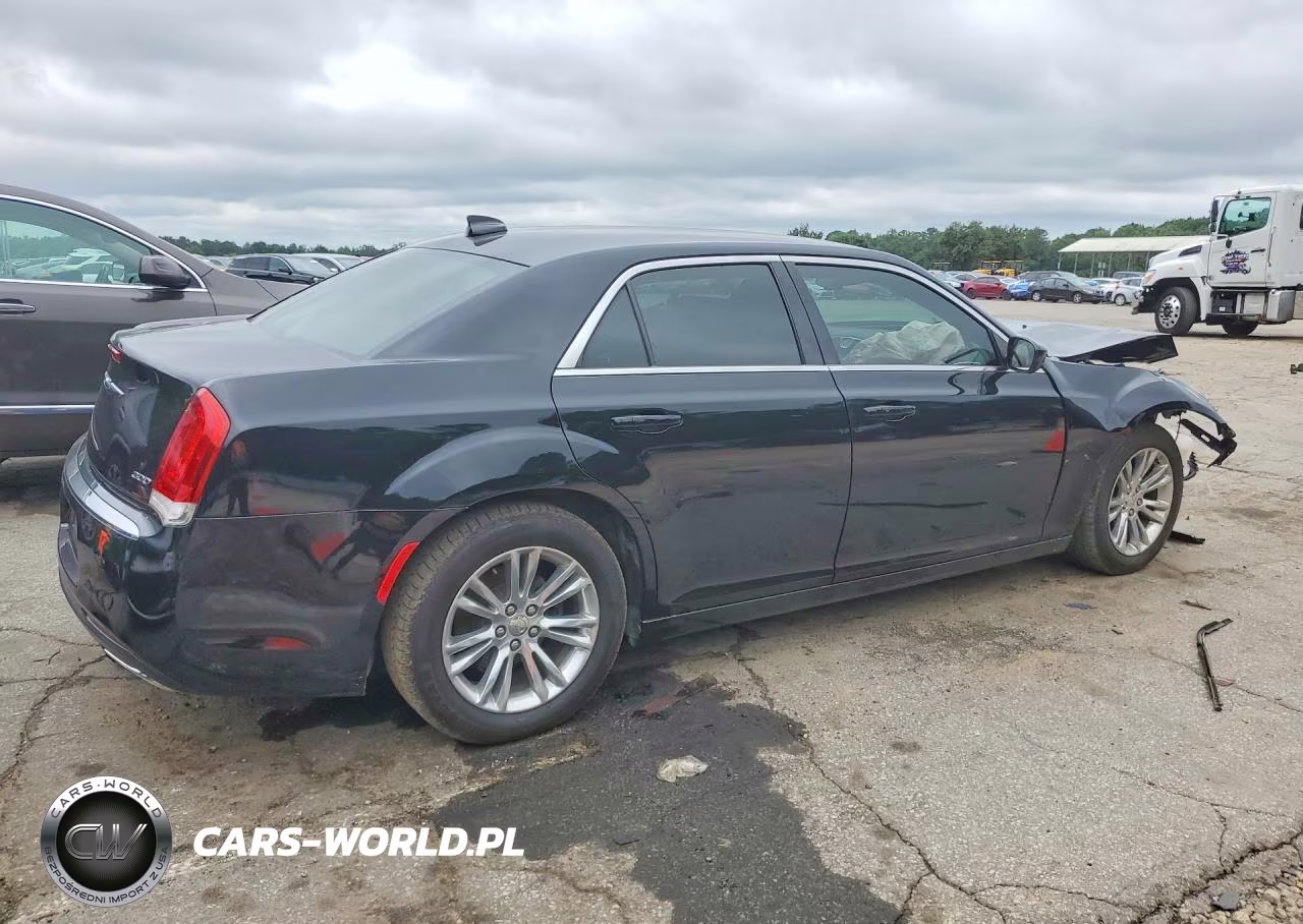 2018 Chrysler 300 Touring VIN:2C3CCAAGXJH190252 - 3