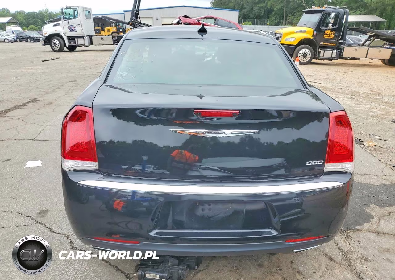 2018 Chrysler 300 Touring VIN:2C3CCAAGXJH190252 - 6