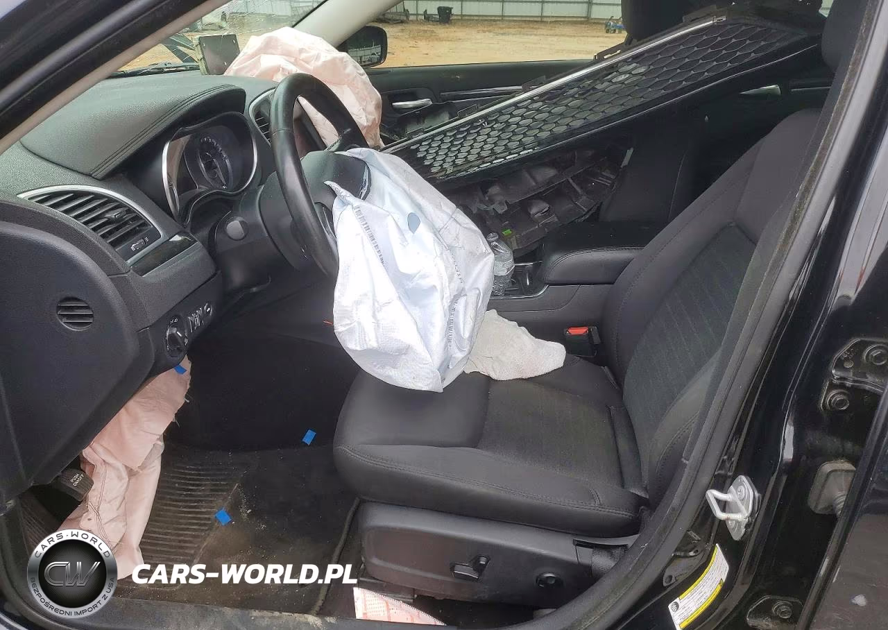 2018 Chrysler 300 Touring VIN:2C3CCAAGXJH190252 - 7
