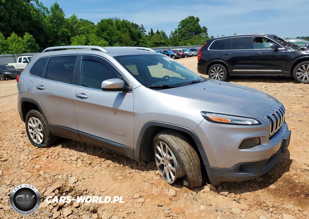 2017 Jeep Cherokee Latitude VIN:1C4PJMCS8HD213816 - 4