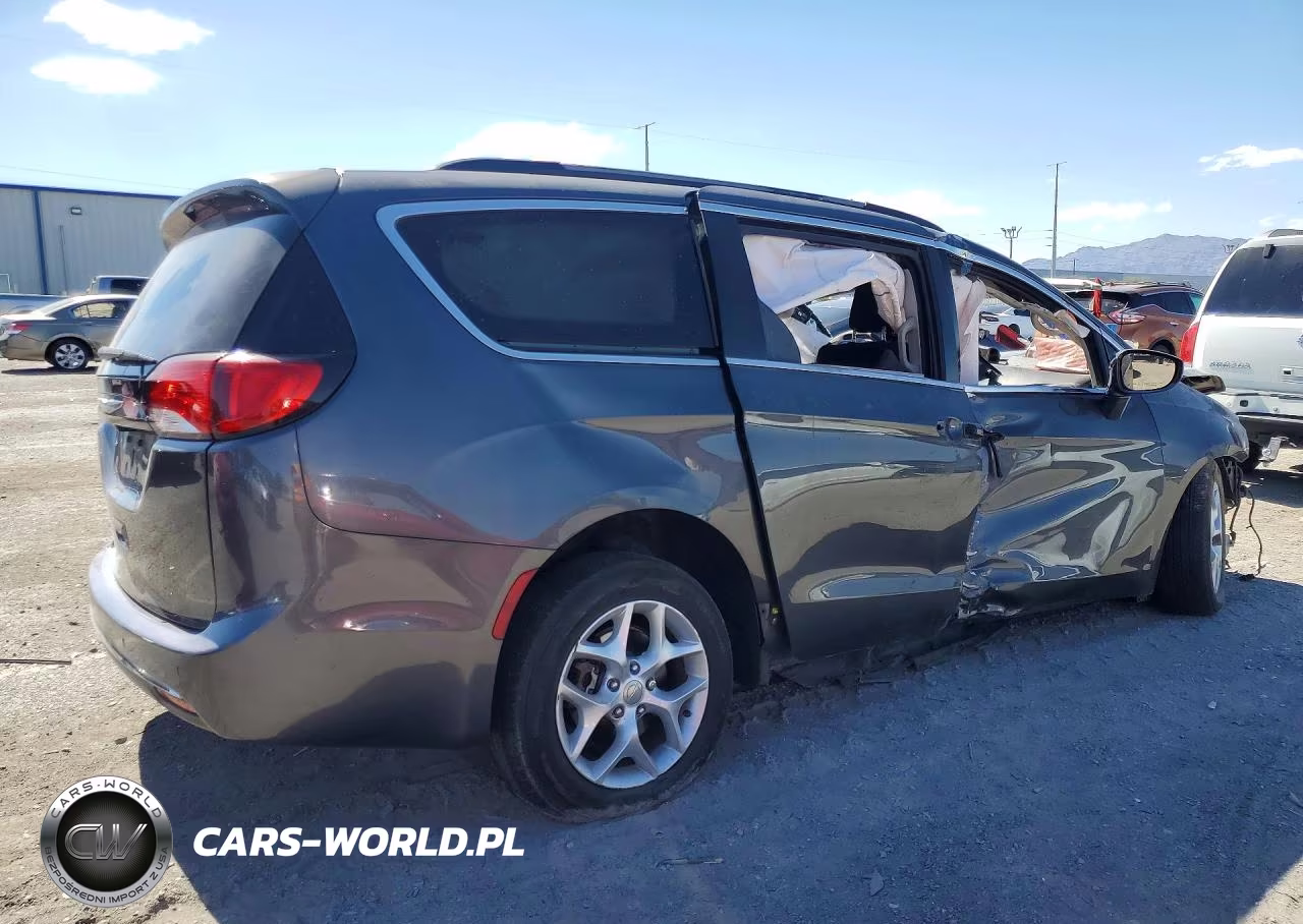 2018 Chrysler Pacifica Touring Plus VIN:2C4RC1FGXJR106178 - 3