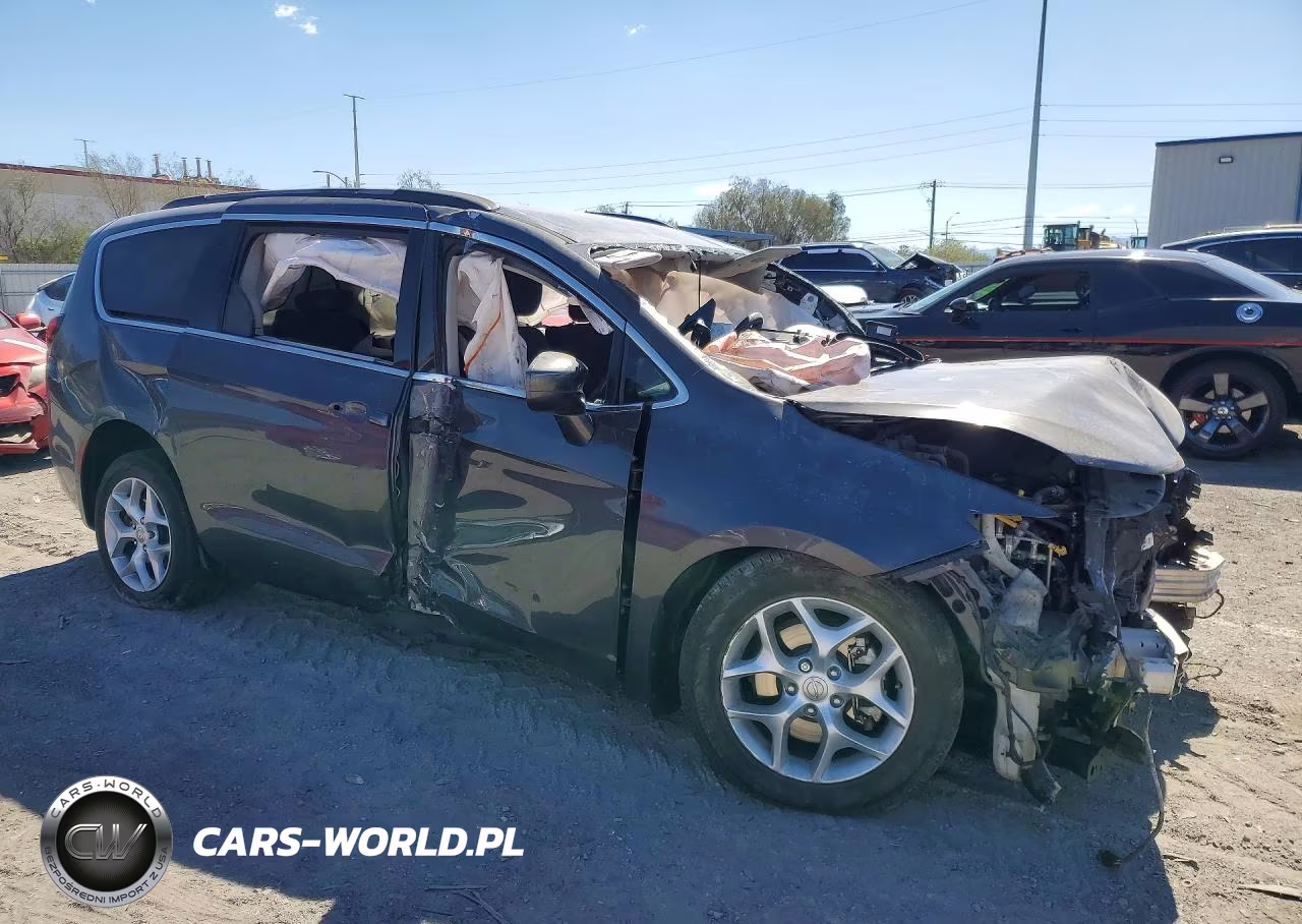 2018 Chrysler Pacifica Touring Plus VIN:2C4RC1FGXJR106178 - 4