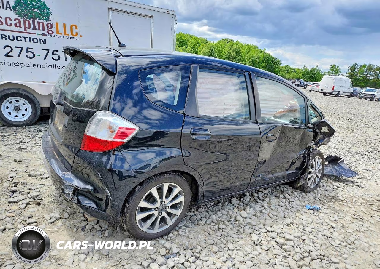 2013 Honda Fit Sport VIN:JHMGE8H5XDC067805 - 3