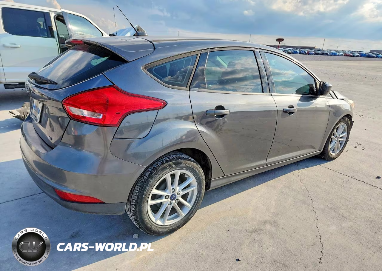2018 Ford Focus Se VIN:1FADP3K23JL311120 - 3