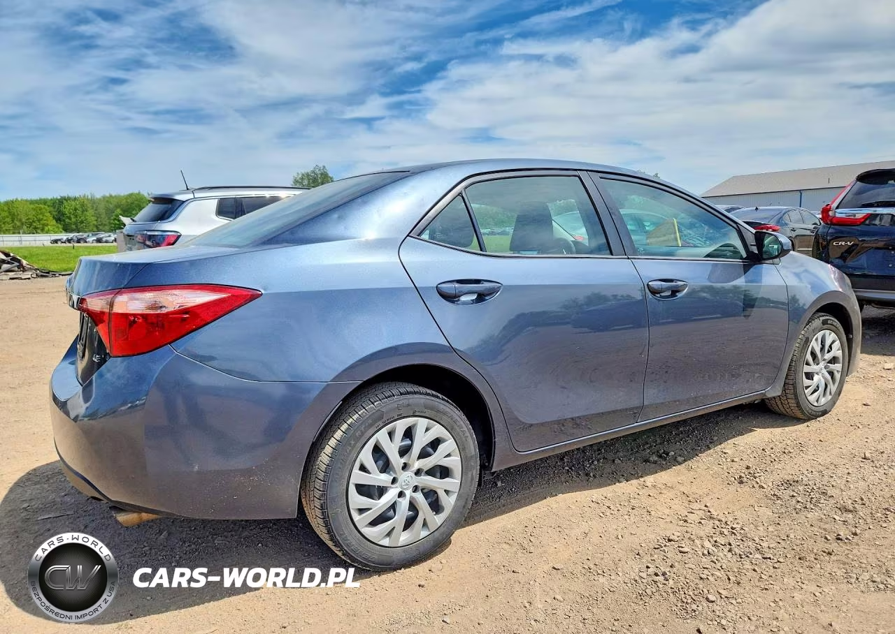 2018 Toyota Corolla Le VIN:2T1BURHE8JC000871 - 3
