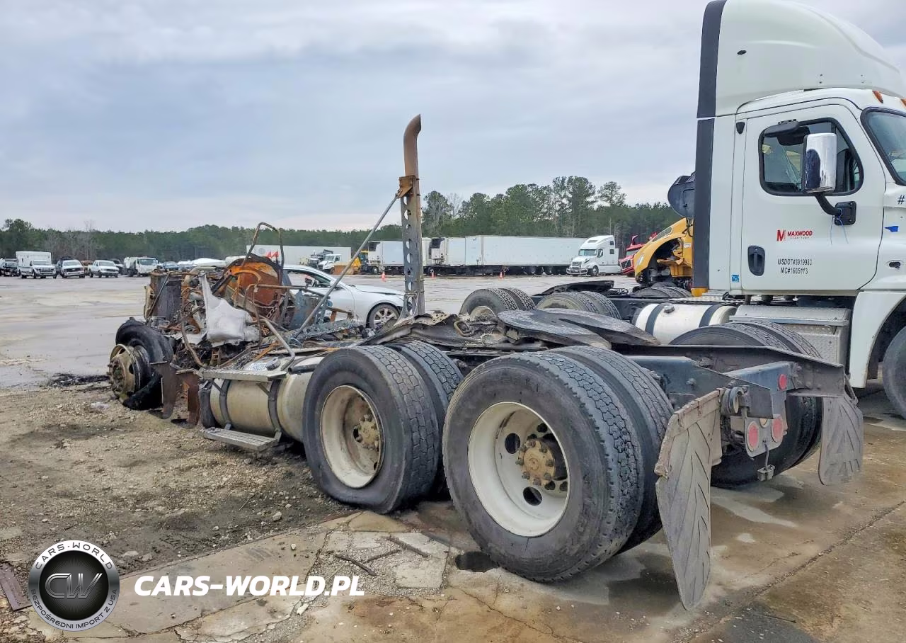 2013 Freightliner Cascadia 125 Semi Truck VIN:1FUJGEBG0DLFB8127 - 3