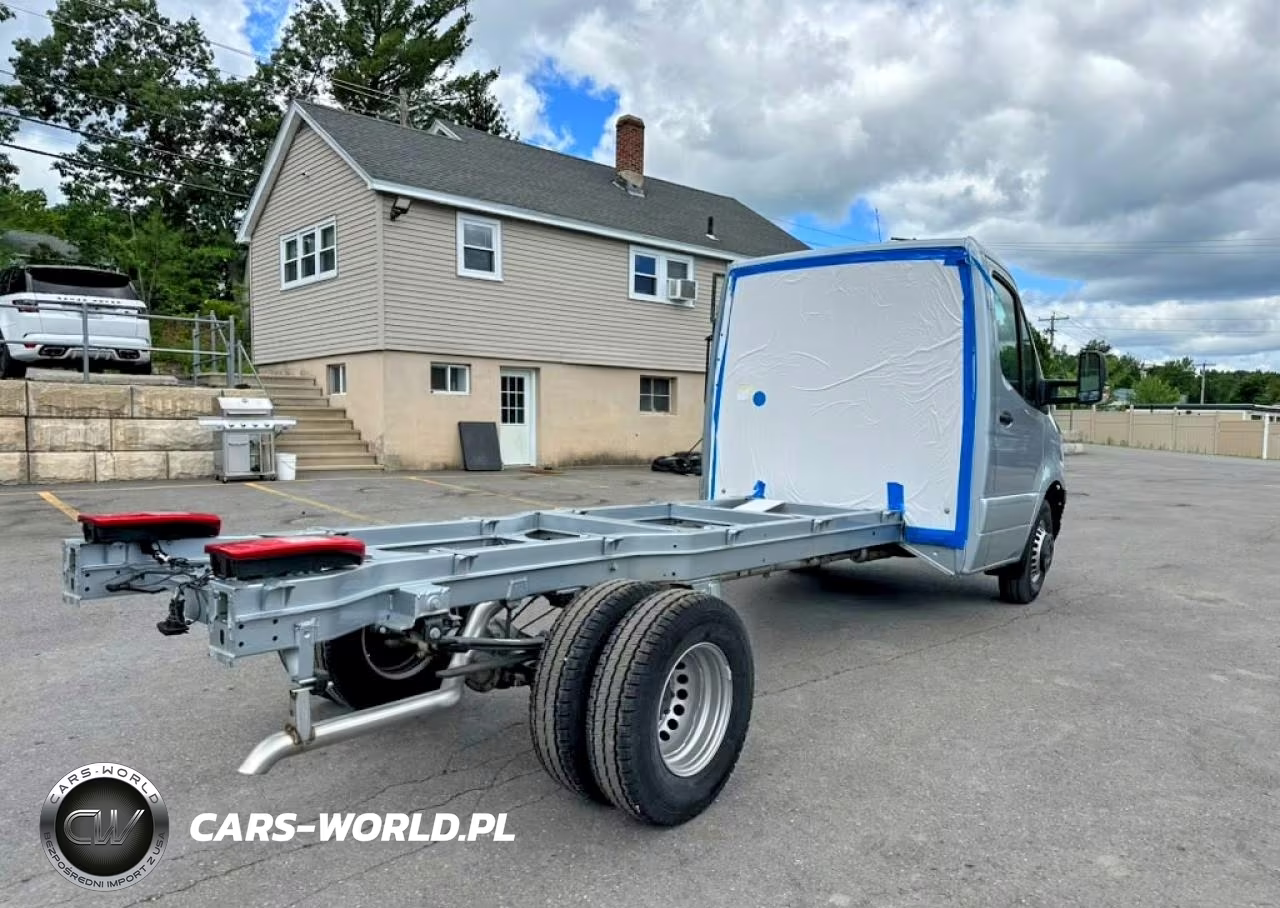 2025 Mercedes-Benz Sprinter 4500 VIN:W1X9N33Y1SN355924 - 3