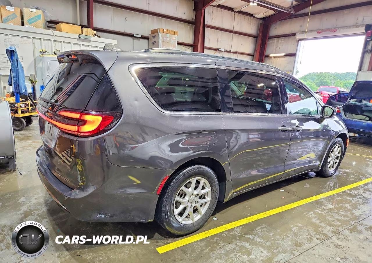 2022 Chrysler Pacifica Touring L VIN:2C4RC1BG8NR194451 - 3