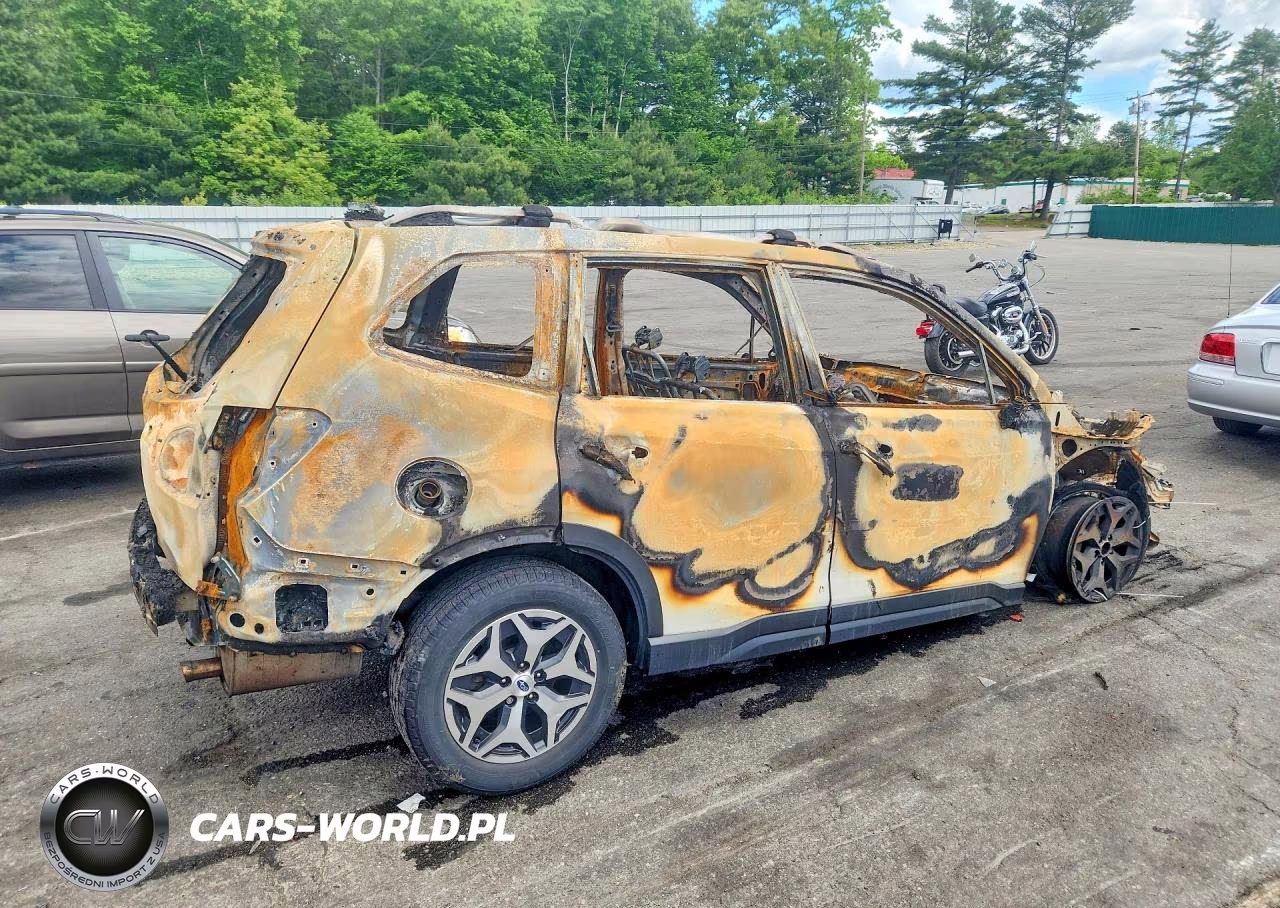 2019 Subaru Forester Premium VIN:JF2SKAGCXKH547372 - 3