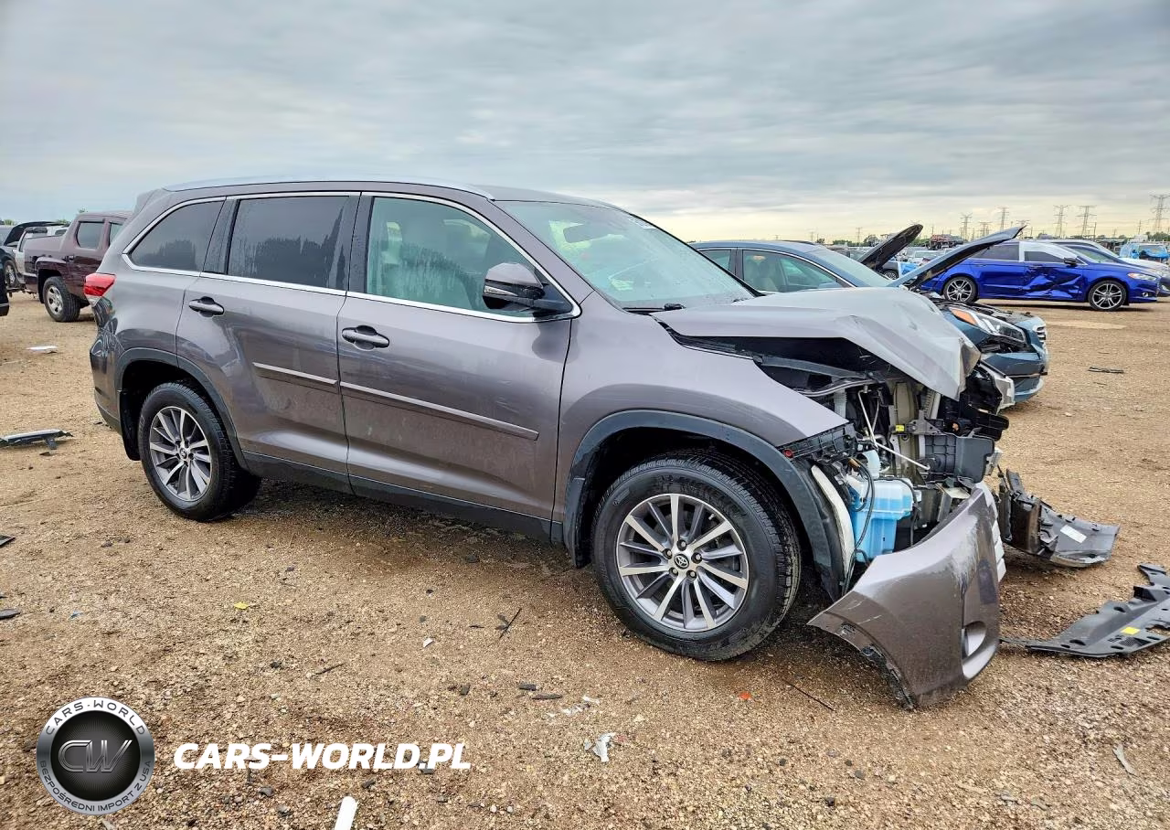 2019 Toyota Highlander Xle VIN:5TDJZRFH4KS588691 - 4