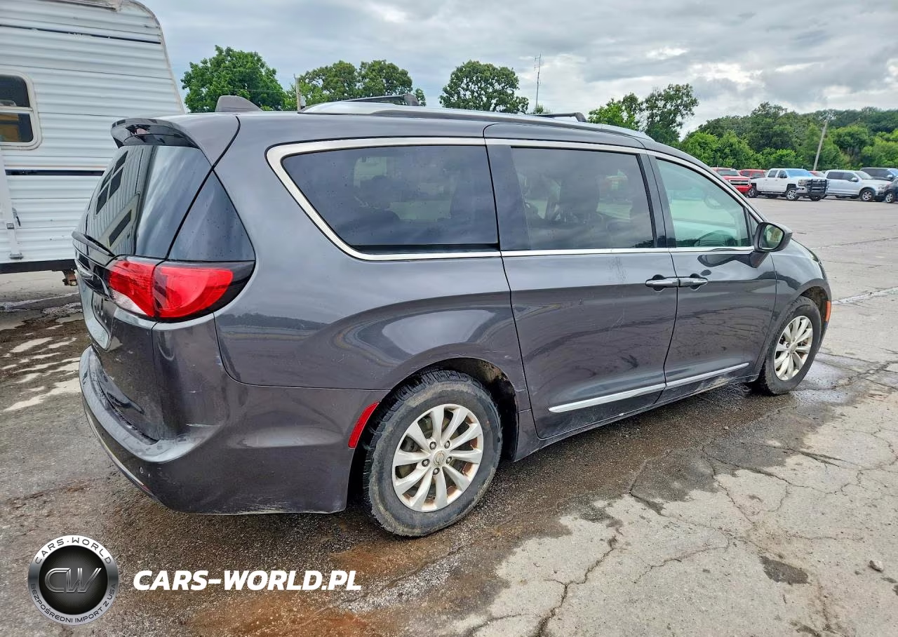2018 Chrysler Pacifica Touring L VIN:2C4RC1BG9JR119901 - 3