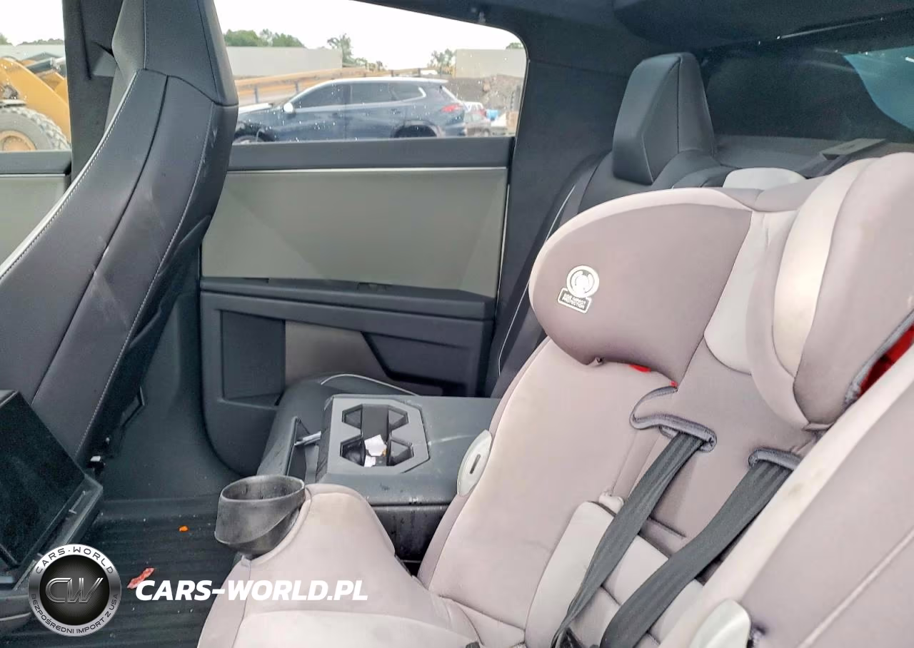 2025 Tesla Cybertruck VIN:7G2CEHED8SA061779 - 10