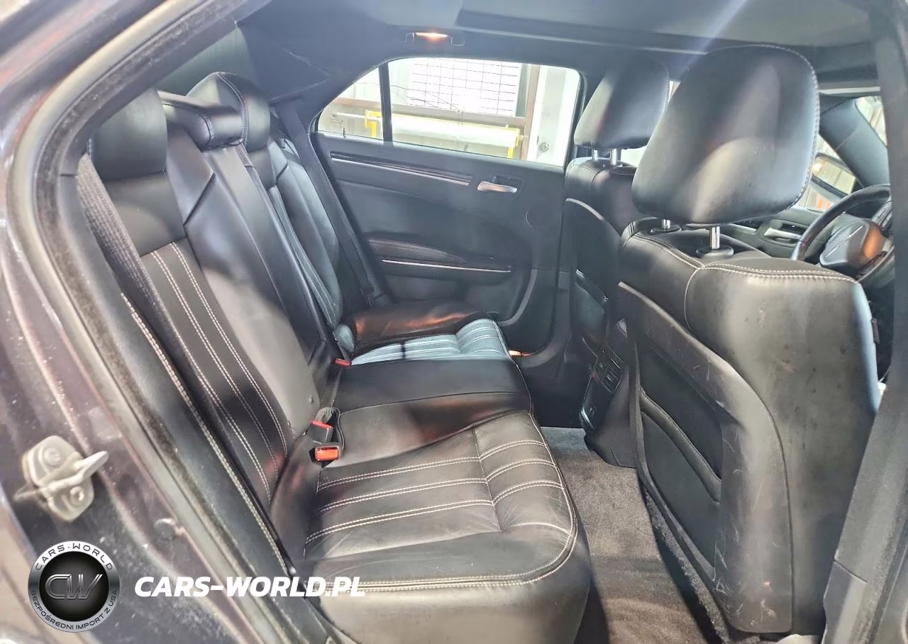 2018 Chrysler 300 S VIN:2C3CCABG9JH244784 - 10