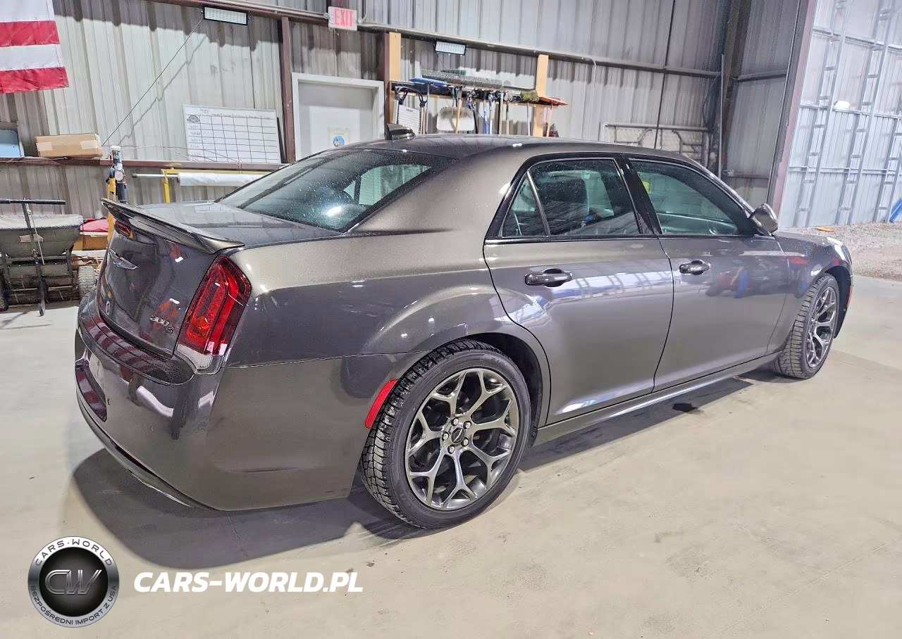 2018 Chrysler 300 S VIN:2C3CCABG9JH244784 - 3