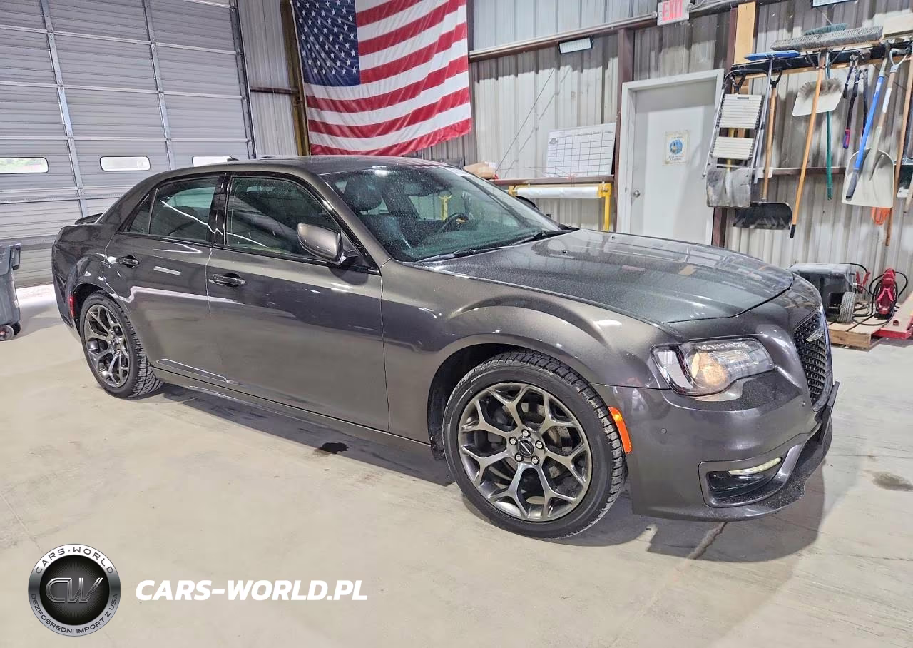 2018 Chrysler 300 S VIN:2C3CCABG9JH244784 - 4