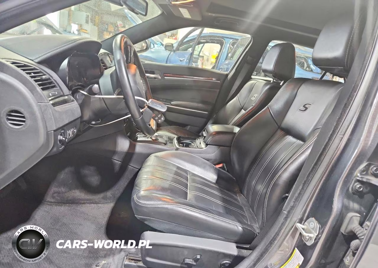 2018 Chrysler 300 S VIN:2C3CCABG9JH244784 - 7
