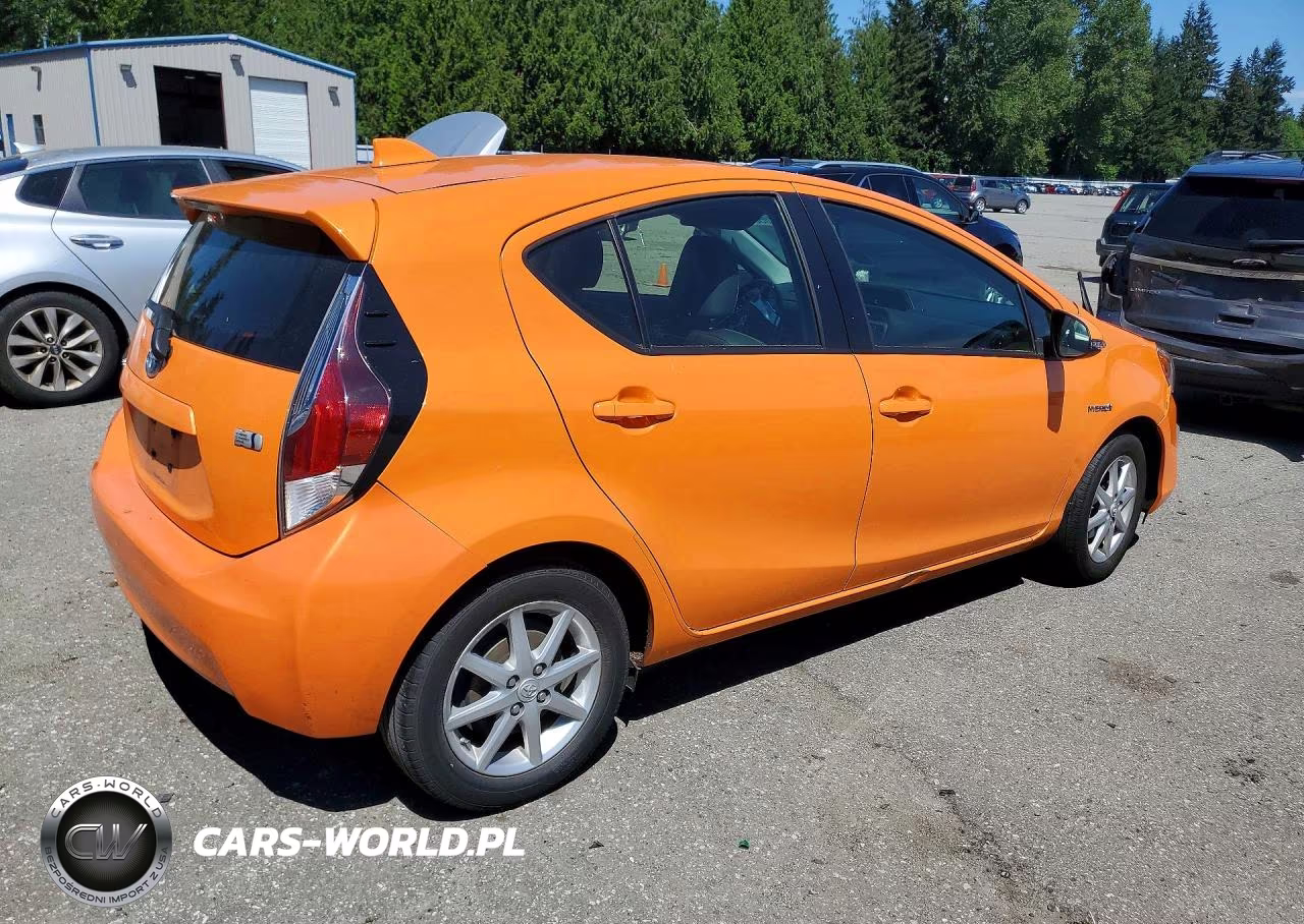 2015 Toyota Prius C Four VIN:JTDKDTB3XF1111406 - 3