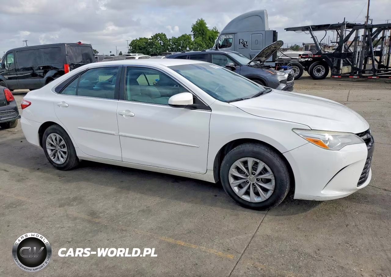 2015 Toyota Camry Le VIN:4T1BF1FKXFU104952 - 4