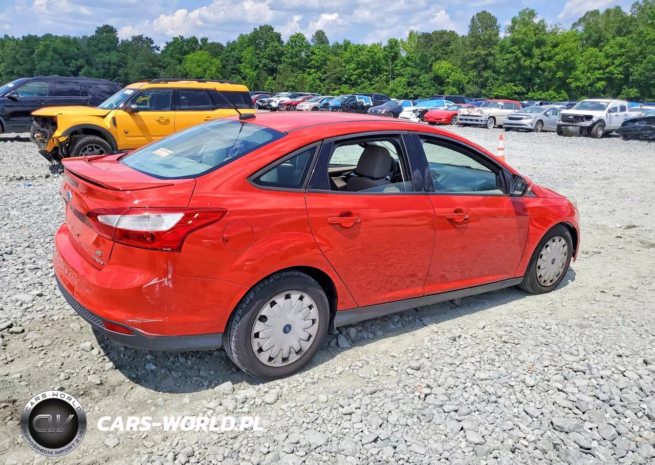 2014 Ford Focus Se VIN:1FADP3F26EL351496 - 3