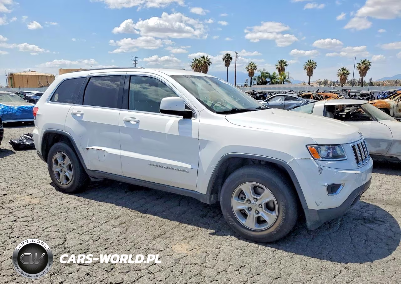 2015 Jeep Grand Cherokee Laredo VIN:1C4RJEAG3FC232192 - 4