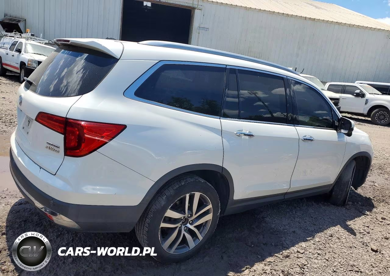 2017 Honda Pilot Touring VIN:5FNYF6H98HB010733 - 3