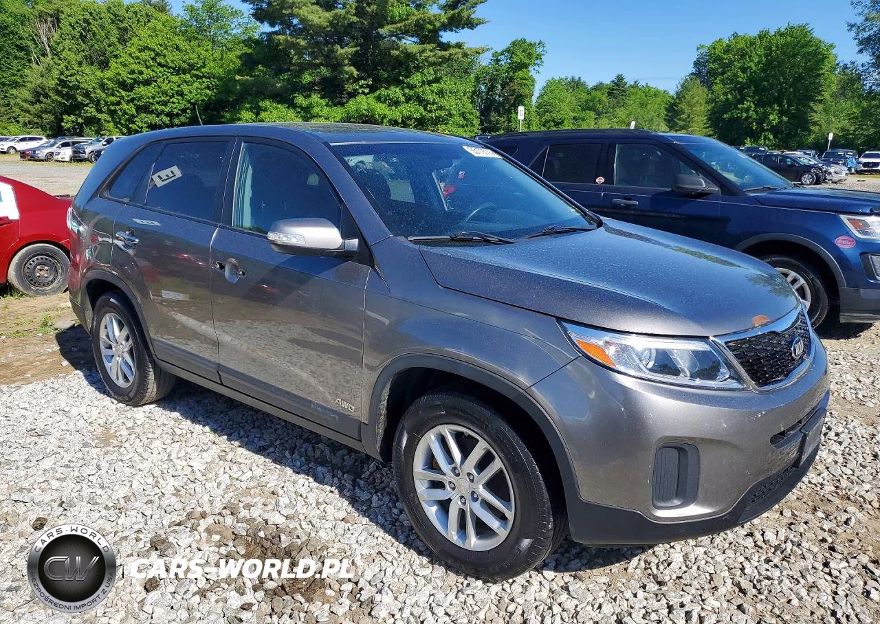 2014 Kia Sorento Lx VIN:5XYKTCA67EG535560 - 4