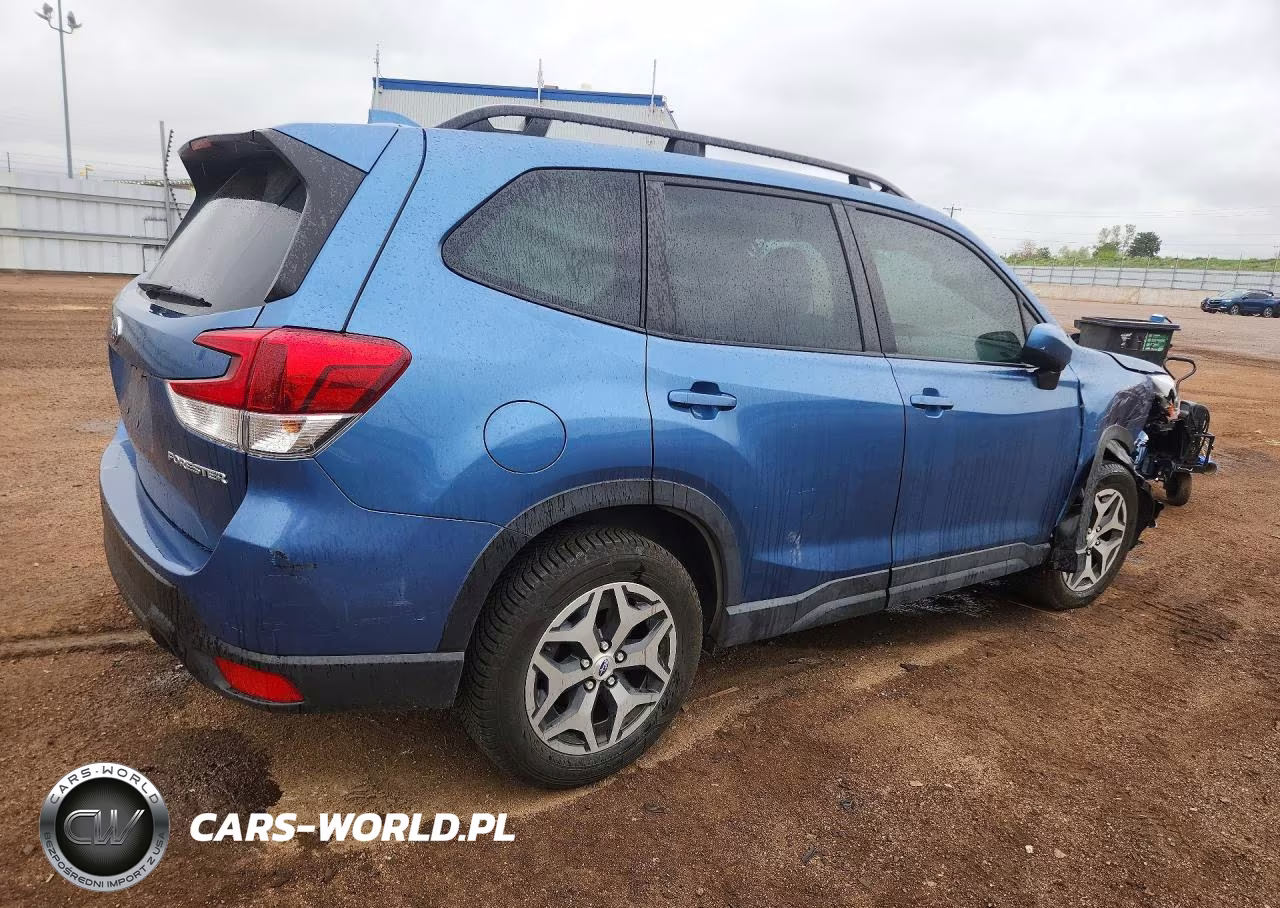 2023 Subaru Forester Premium VIN:JF2SKAEC7PH424543 - 3