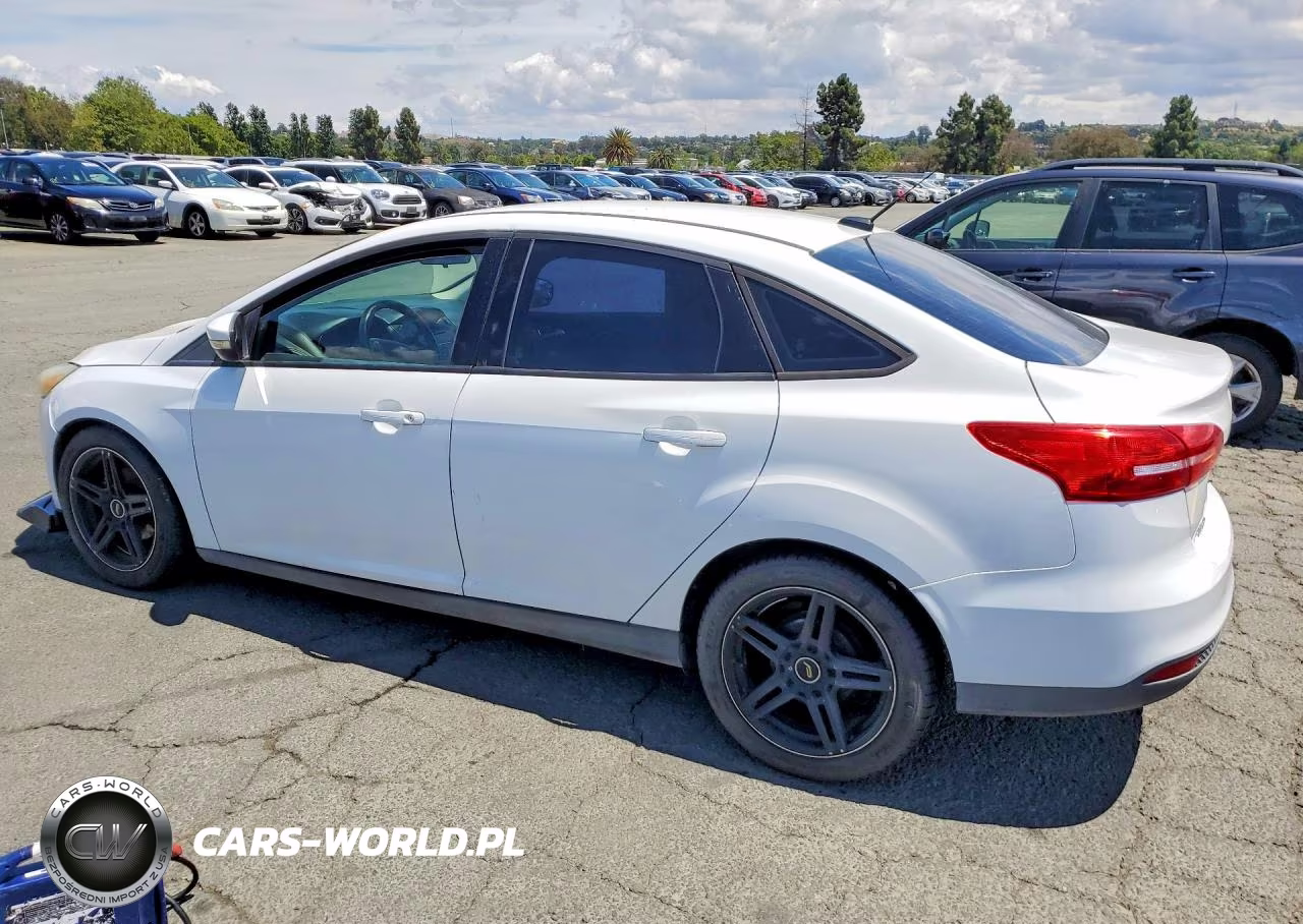 2015 Ford Focus Se VIN:1FADP3F28FL263664 - 2
