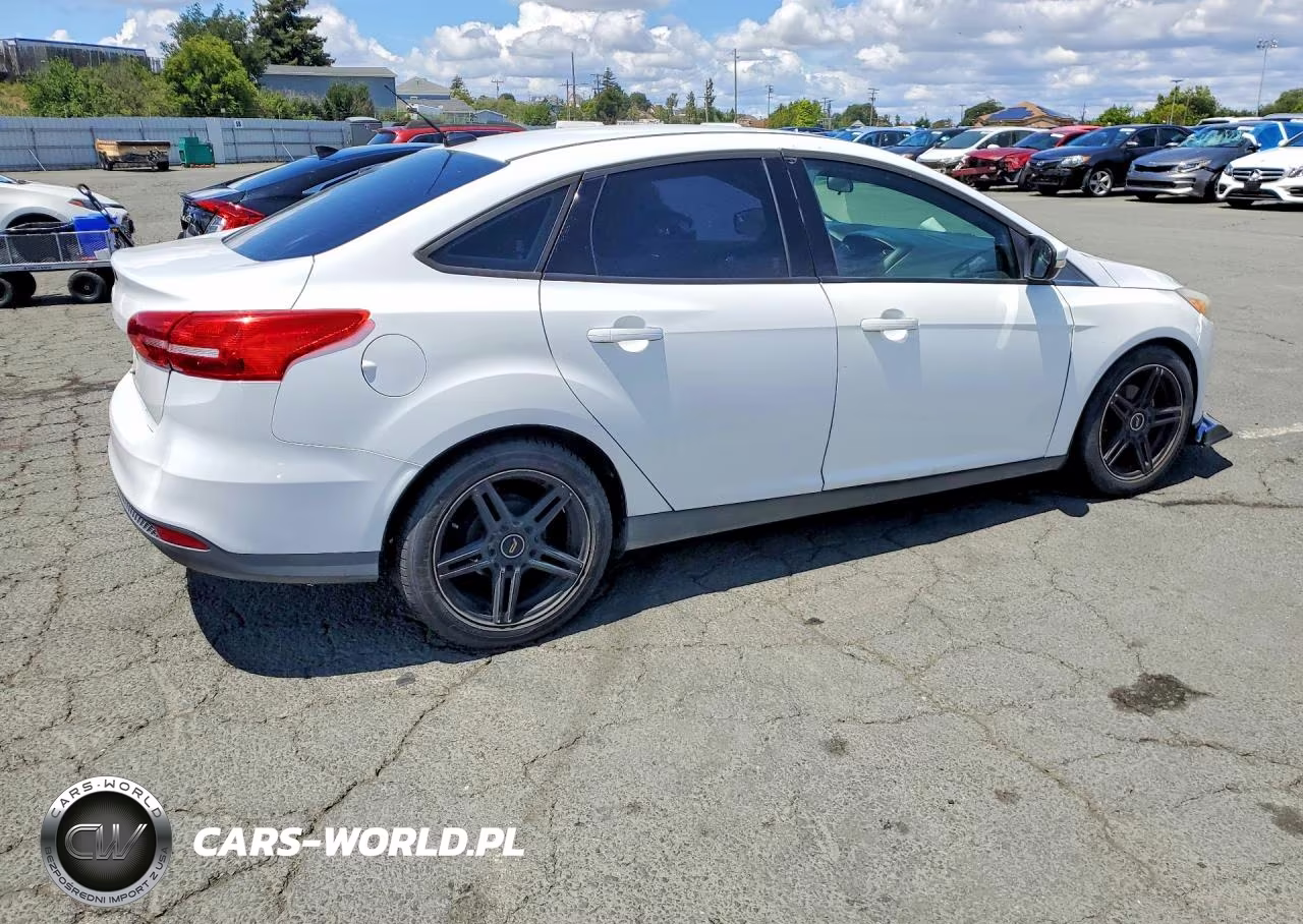 2015 Ford Focus Se VIN:1FADP3F28FL263664 - 3