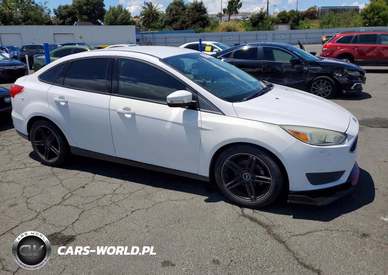 2015 Ford Focus Se VIN:1FADP3F28FL263664 - 4