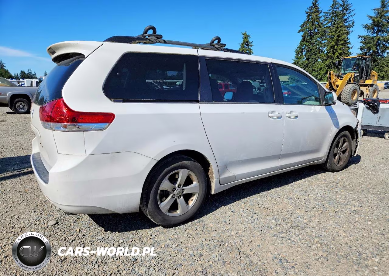 2014 Toyota Sienna Le VIN:5TDKK3DC1ES518227 - 3