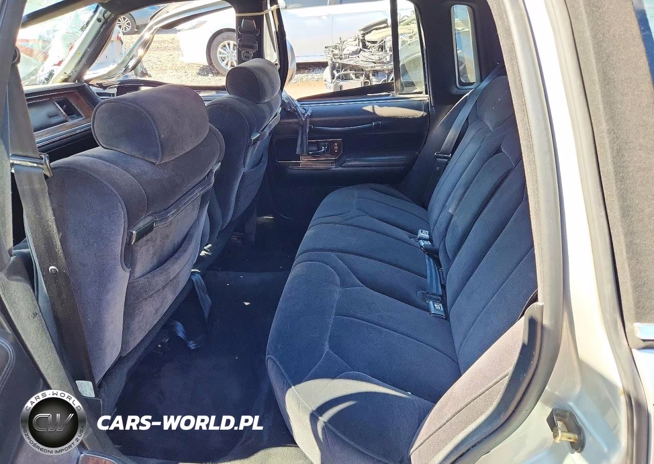 1990 Lincoln Town Car Signature VIN:1LNCM82F6LY792061 - 10
