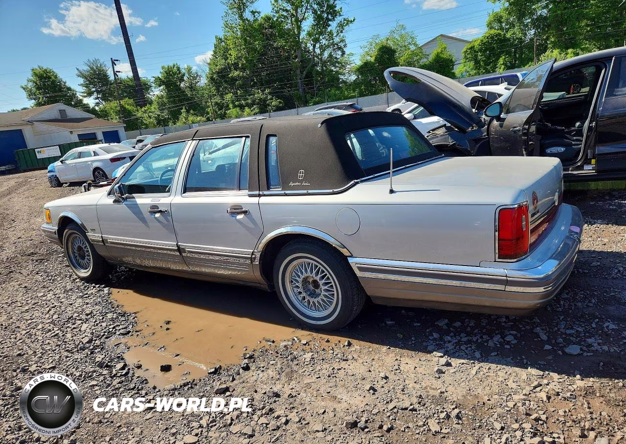 1990 Lincoln Town Car Signature VIN:1LNCM82F6LY792061 - 2