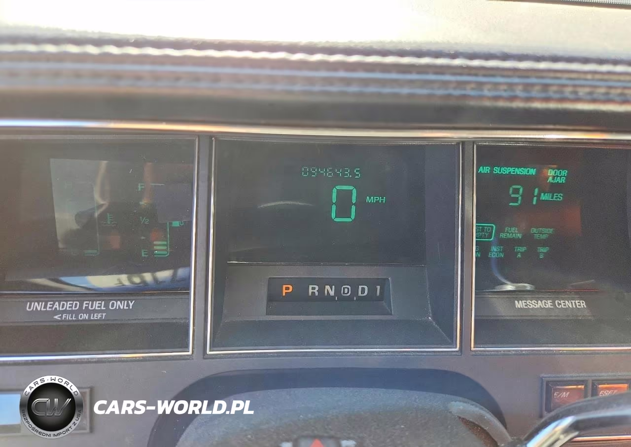 1990 Lincoln Town Car Signature VIN:1LNCM82F6LY792061 - 9