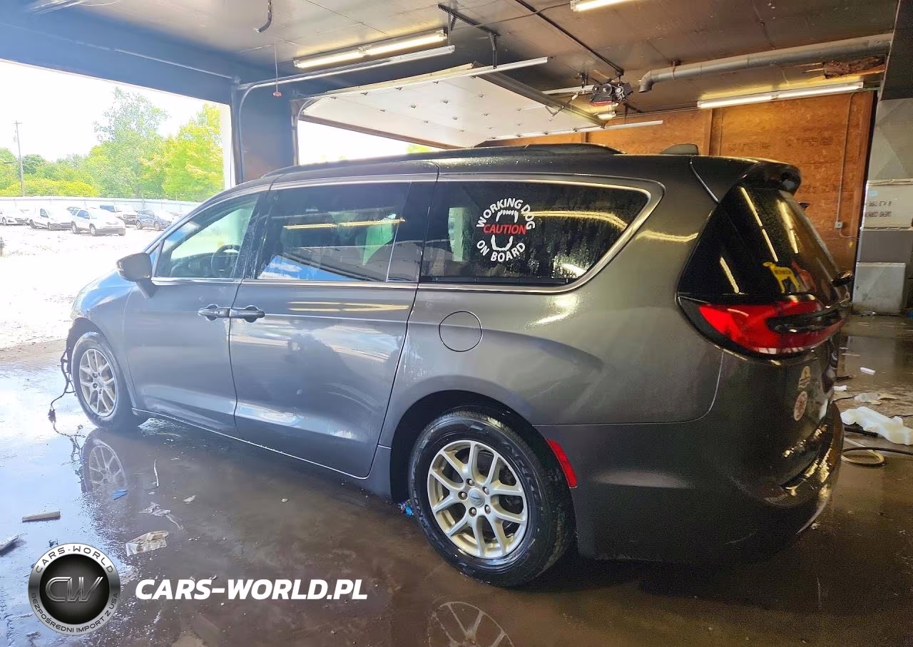 2022 Chrysler Pacifica Touring L VIN:2C4RC1BG0NR158592 - 2