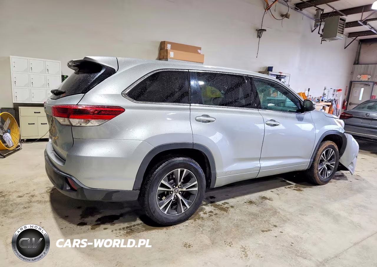 2018 Toyota Highlander Le VIN:5TDZARFH0JS035819 - 3
