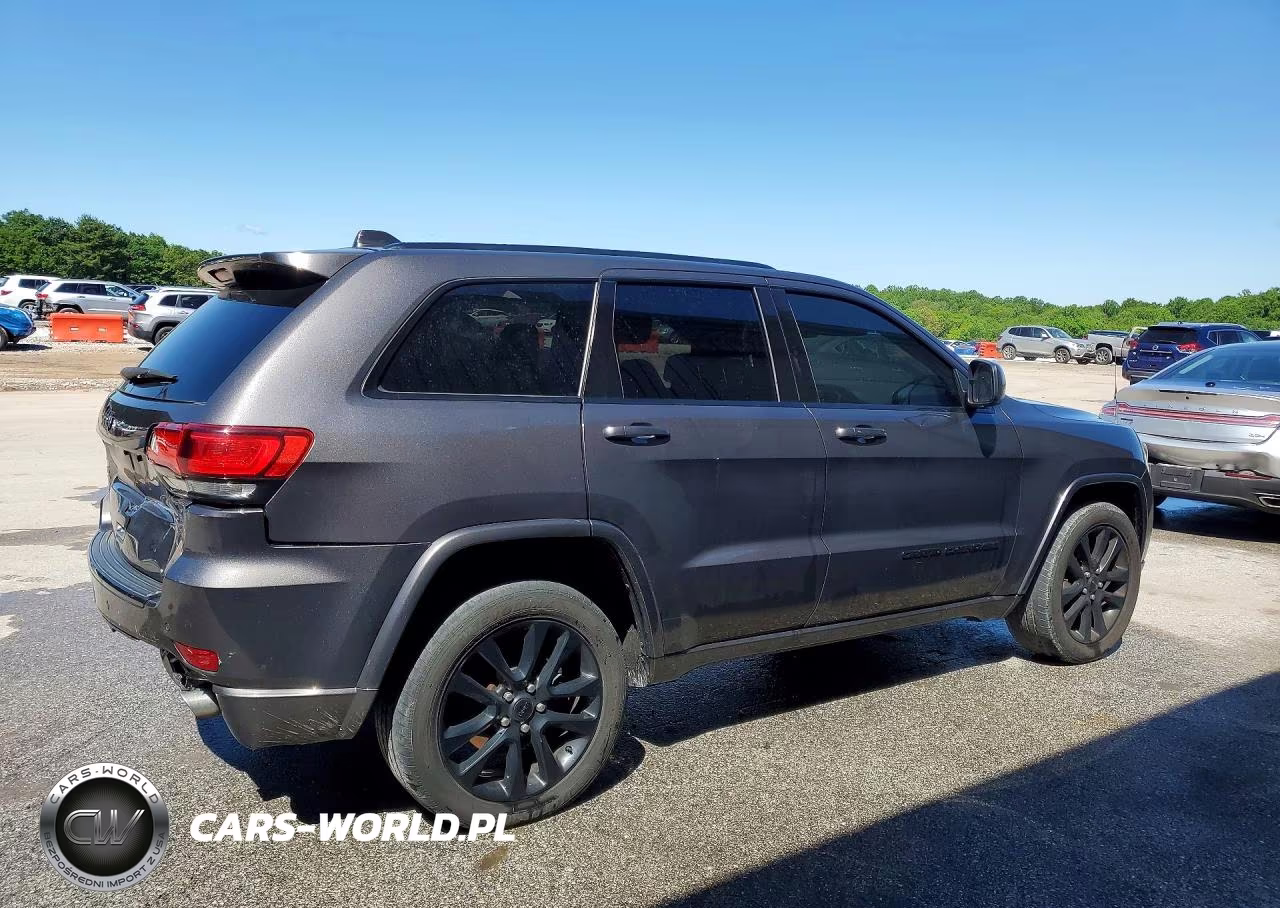 2018 Jeep Grand Cherokee Laredo VIN:1C4RJFAG4JC135923 - 3