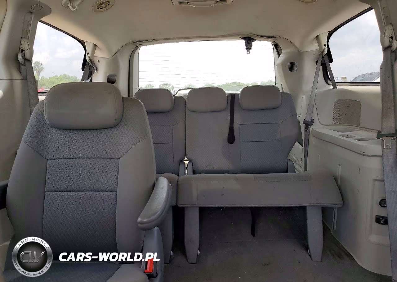 2010 Chrysler Town & Country Touring VIN:2A4RR5D13AR460543 - 10